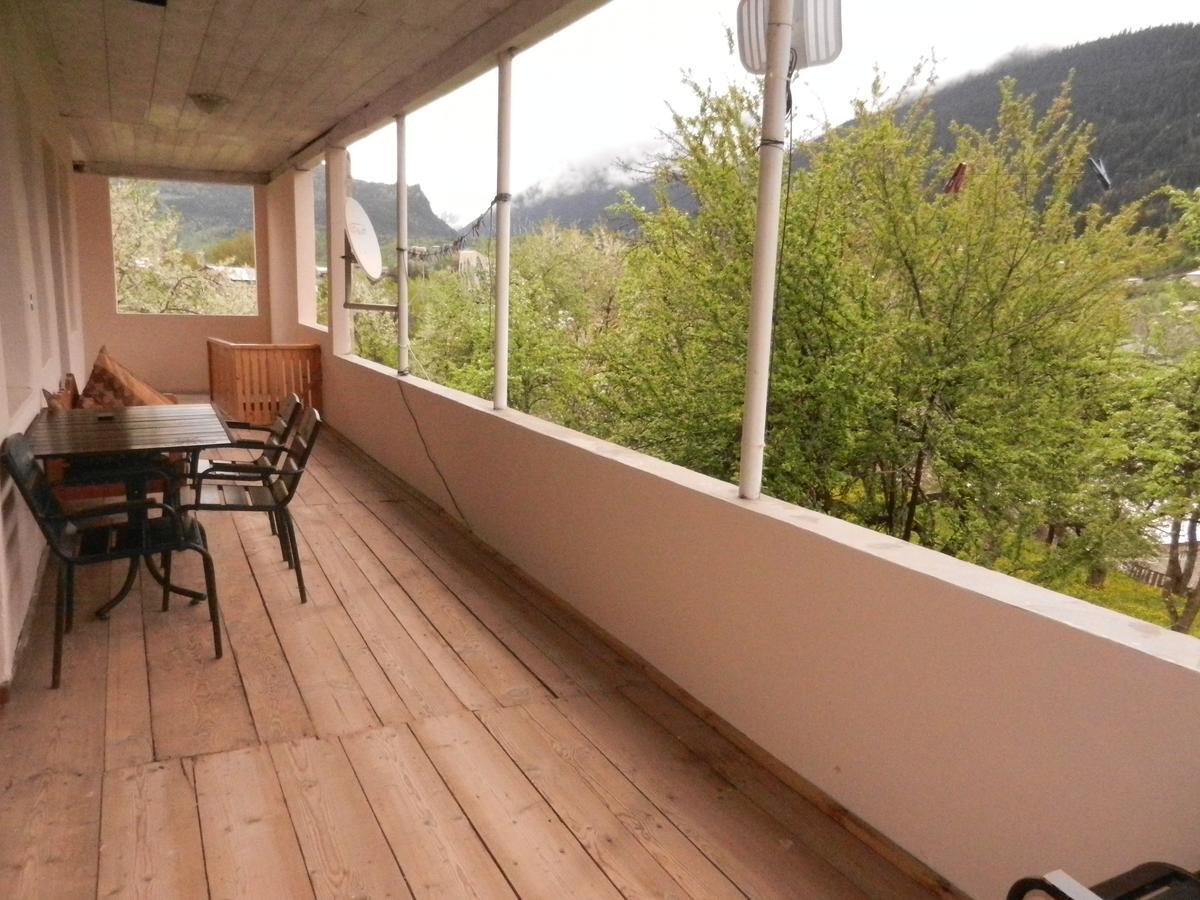 Guest House Katia Mestia Exterior photo